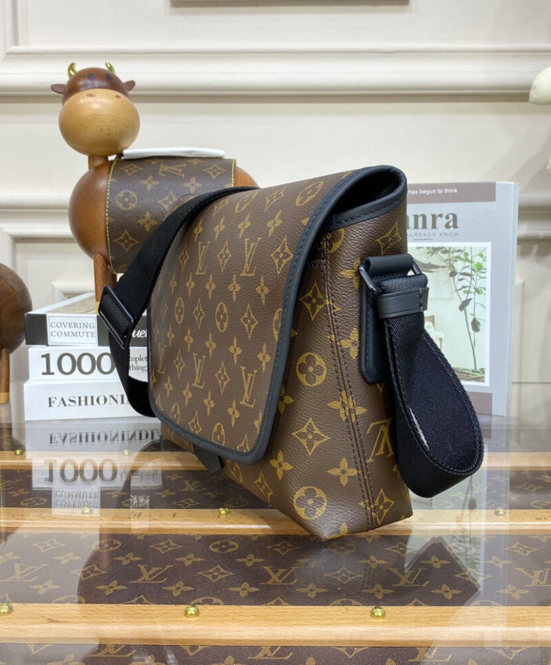Louis Vuitton Magnetic Messenger M45557 Brown